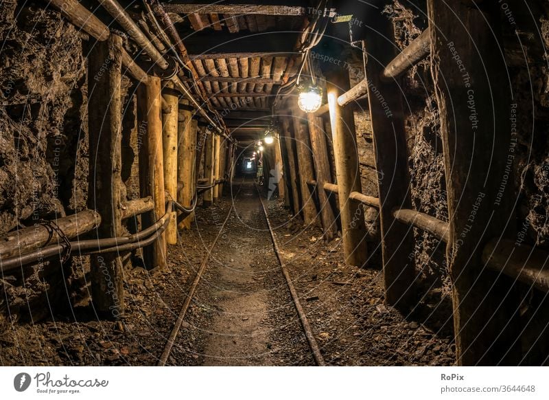 Stollen in einem historischen Berkwerk. Tunnel Bergwerk Unterführung Wagen Werkzeug Technik Infrastruktur Stadt Industrie Gewerbe Rohstoffe Besucherbergwerk