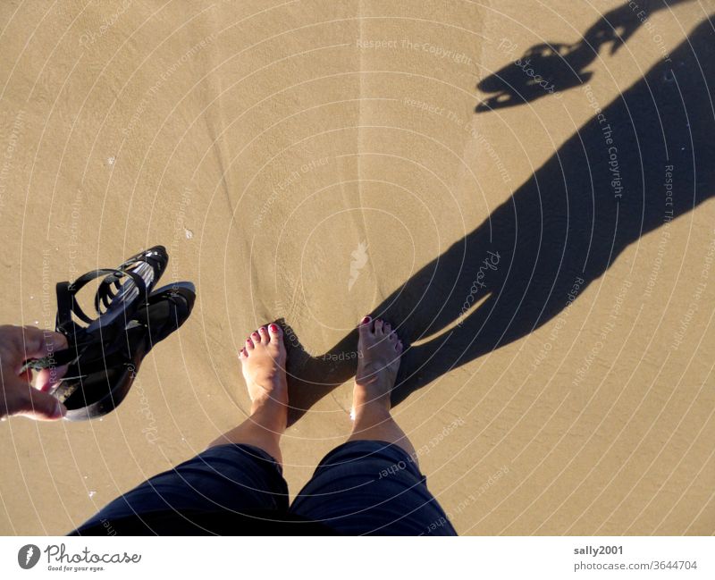 barfuß am Strand... Sandstrand Schatten Beine Füße Sandale stehen Sommer Glück Schuhe Frau Zehen Lackierte Zehennägel Ferien & Urlaub & Reisen Erholung Mensch