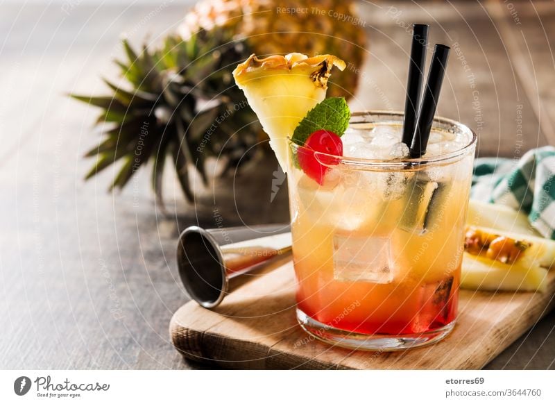 Kalter Mai-Tai-Cocktail mit Ananas und Kirsche alkoholisch Getränk Schnaps kalt lecker trinken Lebensmittel frisch Frucht Glas Saft Kalk mai tai mischen