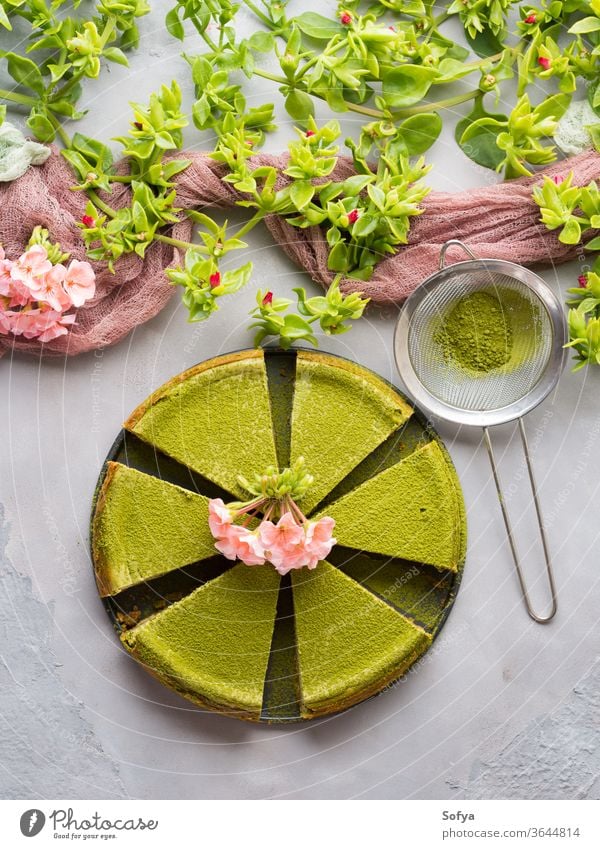 Matcha-Käsekuchen und Blumen Kuchen grün Tee Dessert Lebensmittel süß Sahne Bäckerei Feinschmecker Gesundheit Gebäck gebacken geschmackvoll