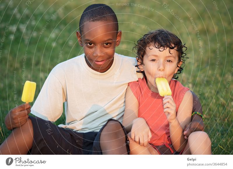 Ein paar Freunde Afrikanisch Appetit & Hunger Hintergrund schwarz Junge Kaukasier Kind Kinder übersichtlich kalt Konzept konzeptionell Sahne lecker Dessert