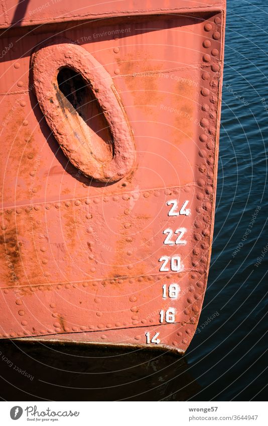 Schiffsbug und Tiefgangsanzeiger Wasserfahrzeug Schifffahrt Hafen Meer Außenaufnahme Farbfoto Menschenleer Tag Detailaufnahme rotbraun Boot alt