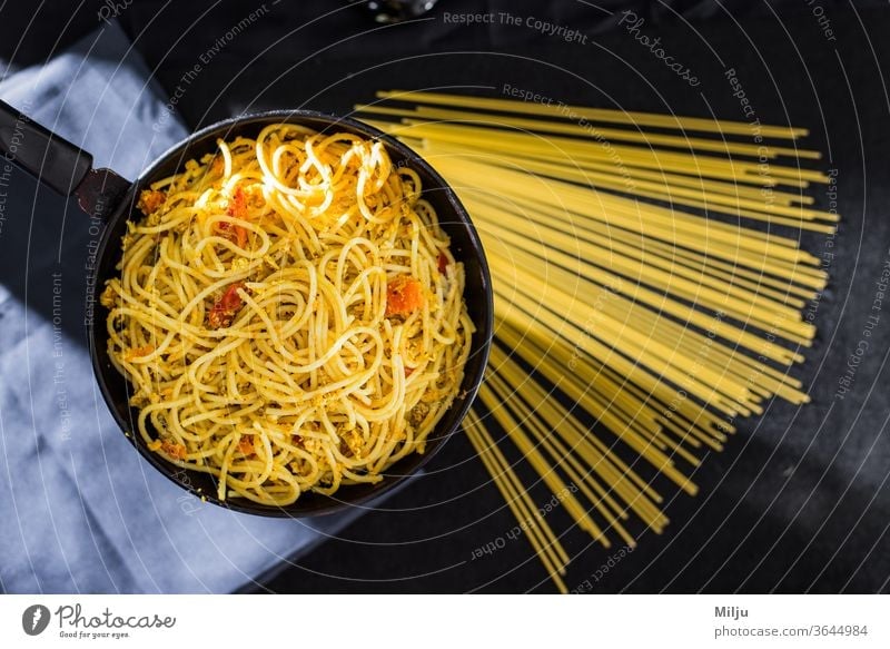 Gekochte Spaghetti mit Spiegeleiern in der Pfanne Spätzle Lebensmittel Italienisch Mahlzeit Teller Küche Abendessen Nudeln Essen zubereiten Speise Gesundheit