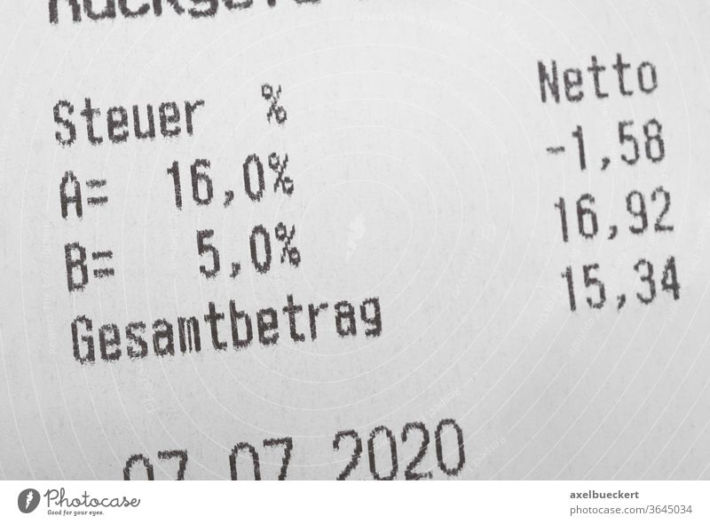 Kassenbon zeigt reduzierte Mehrwertsteuer Mehrwertsteuersenkung mwst. 16 kassenbon 5 Prozent Steuer Quittung Deutschland Reduzierung Finanzen Kosten Preis