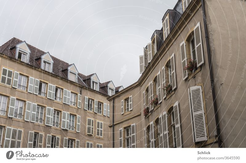 Häuserfront in Metz Lothringen Fassaden Front Frankreich Fenster Dachgauben Klappläden Himmel grau bedeckt Winkel alt