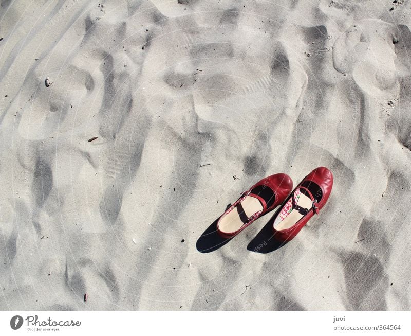 Sand im Schuh Sommer Strand rot ruhig Schuhe Barfuß Erholung ausdruckslos Farbfoto Außenaufnahme Tag
