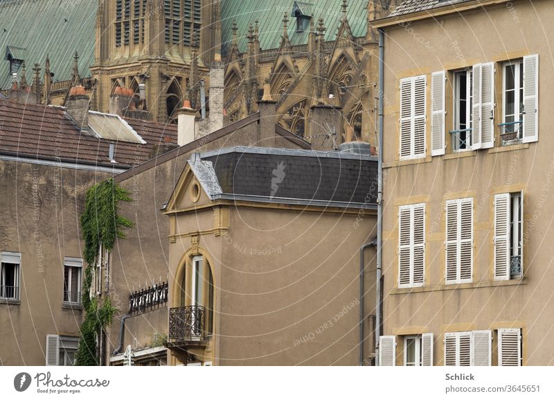 Häuser und Kathedrale in Metz Teleperspektive Lothringen Frankreich Quai Paul Vautrin Dächer Fenster Gotik gotisch Fassade