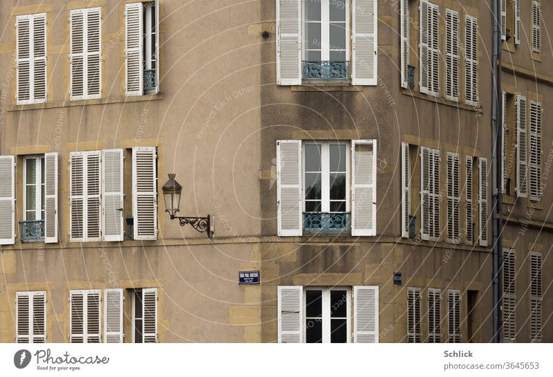 Häuserfassade Quai Paul Vautrin in Metz Lothringen Fassaden Frankreich Fenster Klappläden Straßenschild Straßenlaterne Winkel Ecke