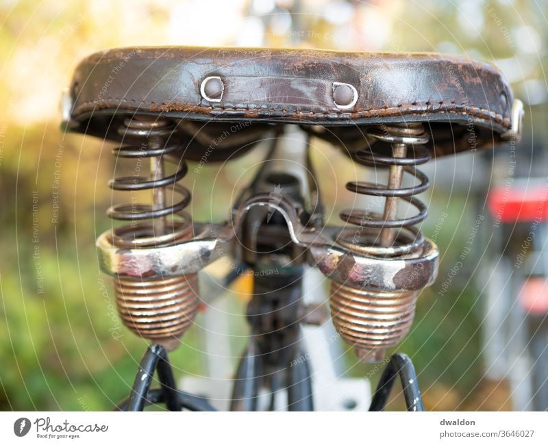 Oldschool-Fahrradsattel G81 Lumix Sattel alt antik Antiquität Frühling Mechaniker mechanisch Metall Leder Nahaufnahme handgefertigt Rust Näherei