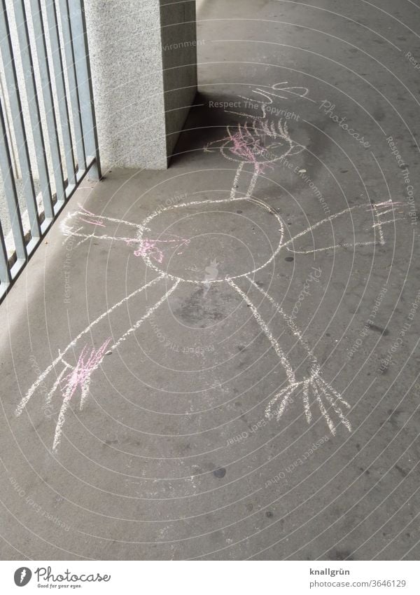 Strichmännchen mit Namen Luis mit Kreide auf den Boden eines Gehweges gemalt Kinderzeichnung Kreidezeichnung pflastermalerei Asphalt kinderzeichnung Straße