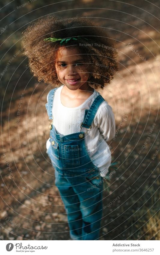 Kleines Mulattenmädchen auf verschwommenem Naturhintergrund Mädchen schwarz Kind Porträt Windstille bezaubernd Sommer Stil Outfit krause Haare niedlich