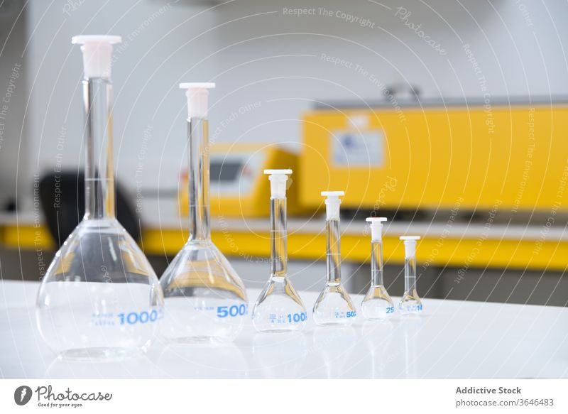 Sammlung von Glaskolben auf dem Tisch Labor Flasche Gerät Reihe verschiedene modern Experiment Wissenschaft Werkzeug Arbeitsplatz forschen Technik & Technologie