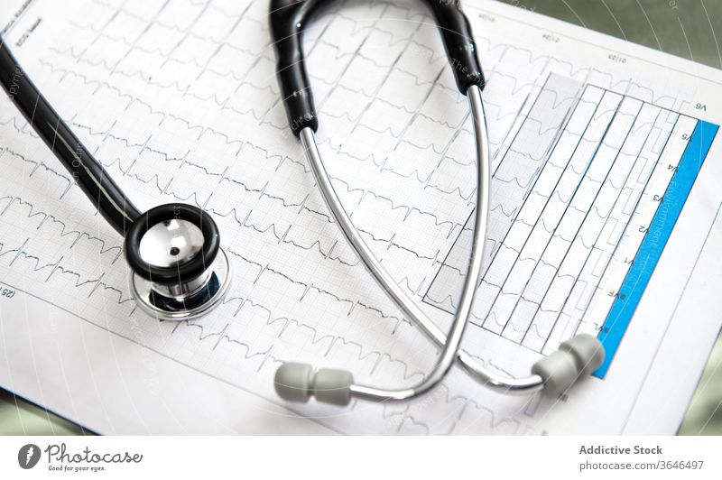 Stethoskop auf Papier mit Kardiogramm in der Klinik Kardiologie Schot Herzschlag professionell medizinisch Werkzeug Gesundheitswesen Arzt Büro Bogen Ohr Tube