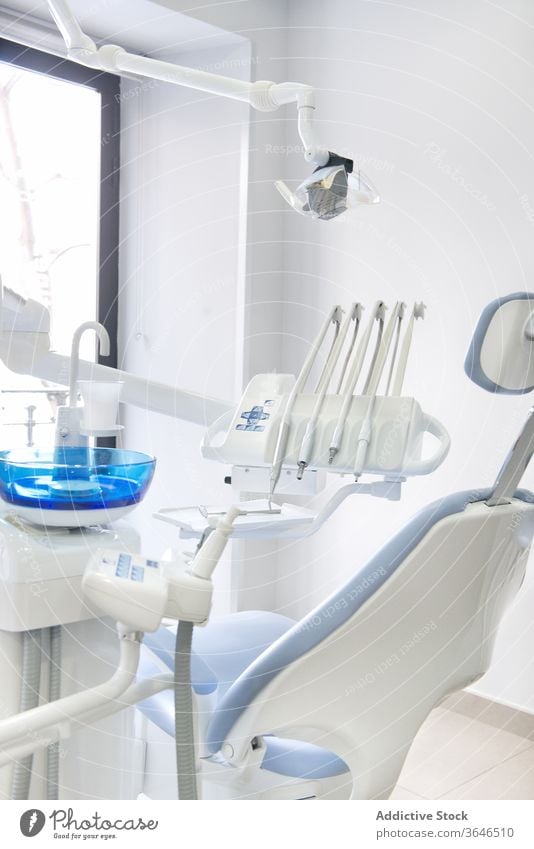 Zahnarztpraxis mit moderner Ausstattung dental Stuhl Büro Gerät Raum weiß Instrument Farbe medizinisch Medizin Klinik Leder verschiedene professionell