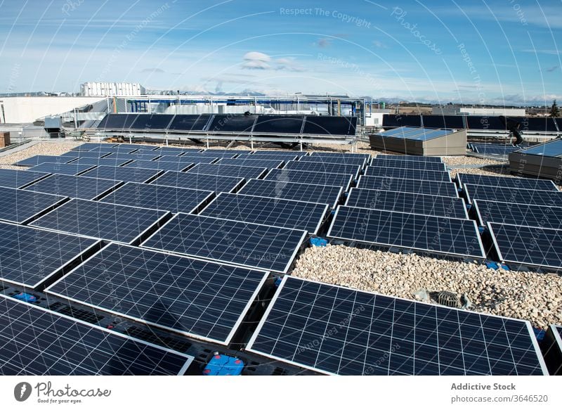 Sonnenkollektoren auf dem Dach des Gebäudes solar Panel Batterie alternativ Erneuerung Energie Ressource Ökologie nachhaltig Zeitgenosse Konstruktion tagsüber