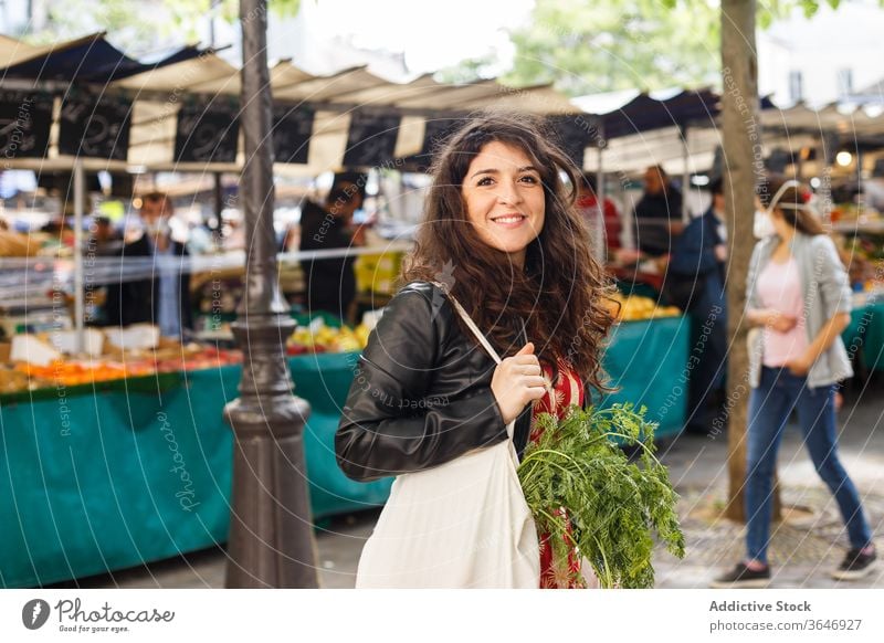Frau kauft auf dem Gemüsemarkt ein Markt Käufer Sack lokal Bauernhof pflücken Öko Gewebe wiederverwendbar umweltfreundlich frisch Lebensmittelgeschäft Tasche