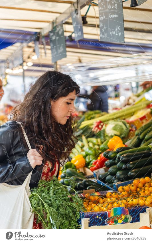 Frau kauft auf dem Gemüsemarkt ein Markt Käufer Sack lokal Bauernhof pflücken Öko Gewebe wiederverwendbar umweltfreundlich frisch Lebensmittelgeschäft Tasche