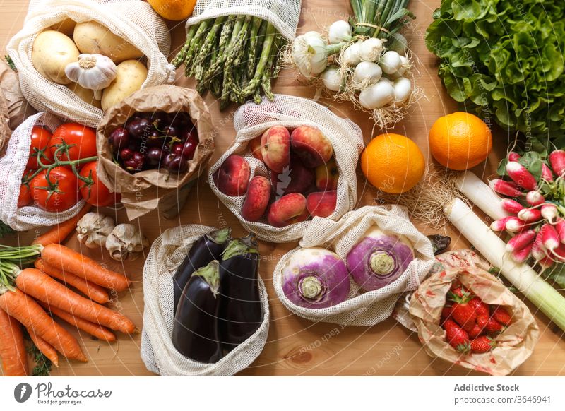 Verschiedene Lebensmittel in wiederverwendbaren Tüten auf dem Tisch Lebensmittelgeschäft sortiert verschiedene Gemüse Frucht abfallfrei Küche organisch
