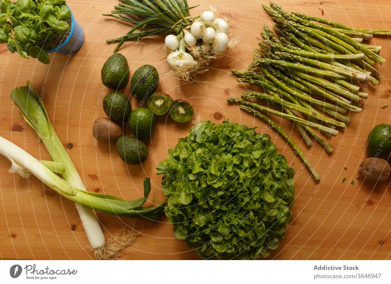 Grünes Gemüse auf Holztisch grün Lebensmittelgeschäft verschiedene sortiert geschmackvoll Gesundheit Vegetarier organisch Basilikum Porree Spargel Salat Zwiebel