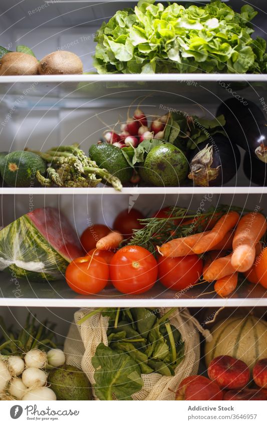 Verschiedene gesunde Lebensmittel in den Regalen des Kühlschranks Küche Gemüse Frucht Lebensmittelgeschäft gesunde Ernährung lecker organisch sortiert Vitamin