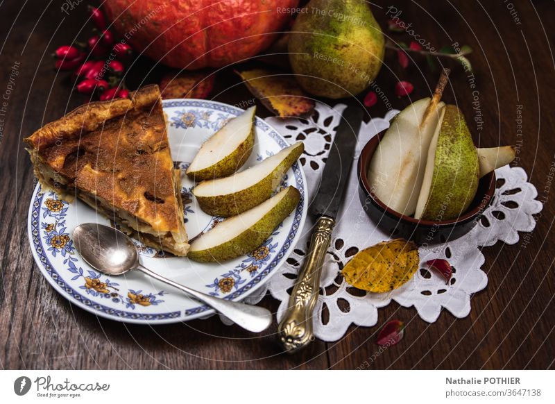 Birnenkuchen im Herbst Pasteten Teller Messer Löffel Deckchen herbstlich authentisch traditionell altehrwürdig Lebensmittel selbstgemacht Dessert Kuchen Gebäck