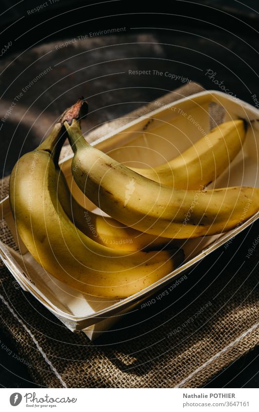 Bananen in der Schale gelb Sackleinen Frucht Früchte Licht sonnig Sonnenstrahlen Sommer Lebensmittel frisch Ernährung Vitamin Farbfoto Gesundheit