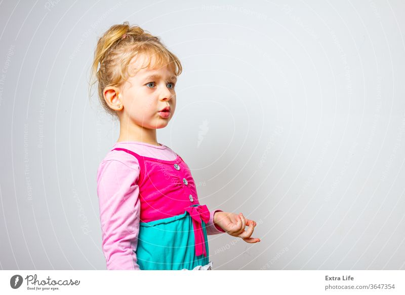 Porträt eines süßen kleinen Mädchens mit komischem Gesichtsausdruck bezaubernd amüsant sorgenfrei nachlässig Kaukasier heiter Kind Kindheit drollig verrückt
