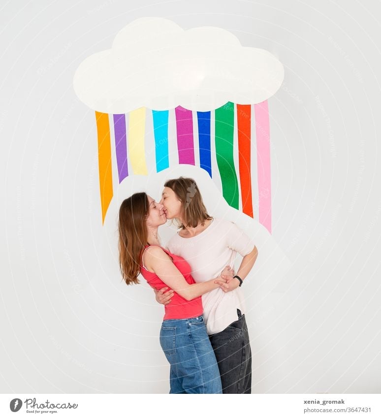 Zwei Frauen küssen sich Regenbogenflagge lesben lesbisch Menschenrechte LGBT Homosexualität Gleichstellung Regenbogenfamilie Stolz Freiheit Symbole & Metaphern