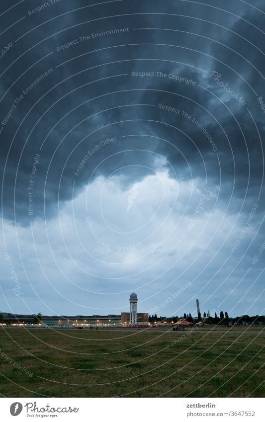 Tempelhofer Feld mit Regenwolken berlin ferne flugbahn flughafen flugplatz freiheit frühling himmel horizont menschenleer rollbahn skyline sommer spiegelbild
