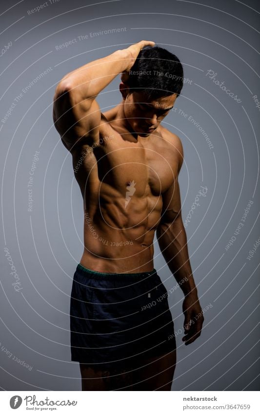 Asiatisches Fitness-Modell beugt muskulöses Abdomen Nam Vo männlich asiatisch Muskeln Stärke Sport sportlich Studioaufnahme menschlicher Körper Physis Torso