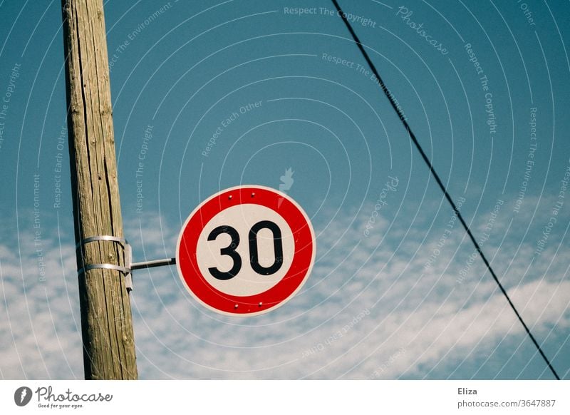 Verkehrsschild 30er Zone. Geschwindigkeitsbegrenzung. Straße Schilder & Markierungen Straßenverkehr Verkehrszeichen blauer Himmel Wohngebiet Tempo 30