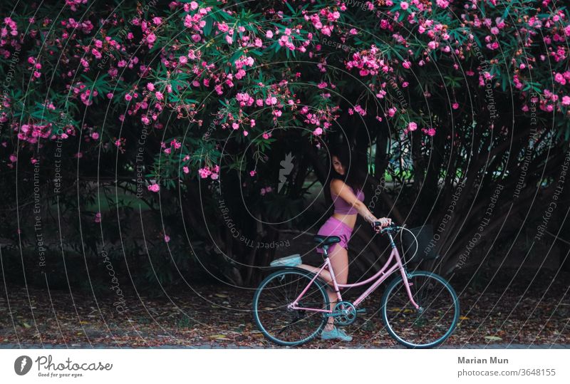 chica con bici rosa con flores rosas de fondo naturaleza Blumen campo Belleza Lifestyle Bonito Deportierte airelibre estilodevida