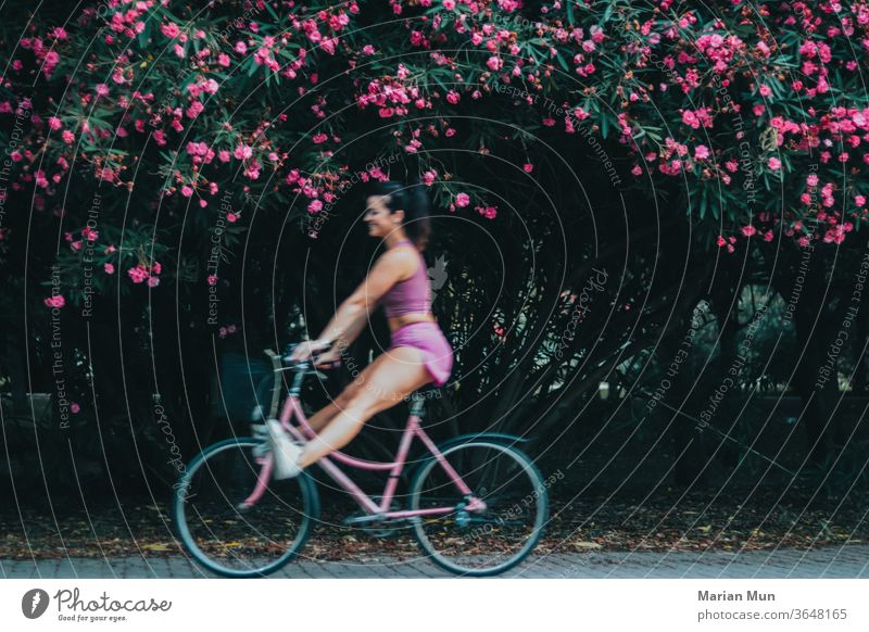 chica feliz con bici rosa haciendo deportieren airelibre verano libertad Belleza felicidad Alegria estilodevida vidasana