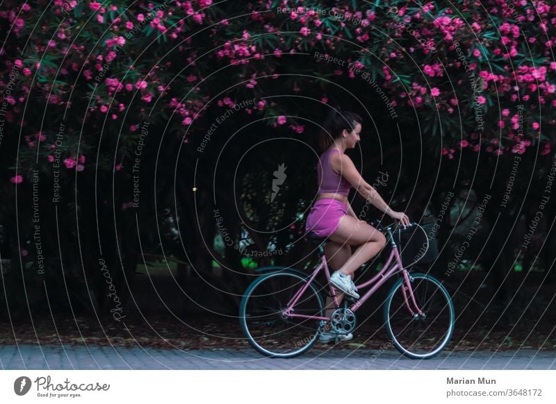chica montando en bici rosa en el campo Blumen naturaleza Belleza movimiento Deportierte airelibre Divertido bikiletas