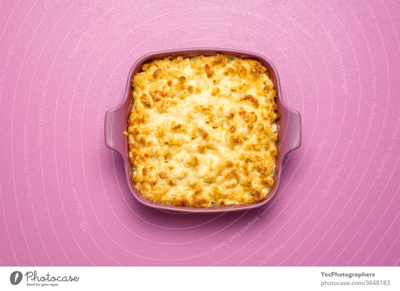 Makkaroni und Käse im Ofen gebacken, Draufsicht. Makkaroni mit Béchamelsauce in einem rosa Tablett obere Ansicht Amerikaner Kohlenhydrate Cheddar kitschig