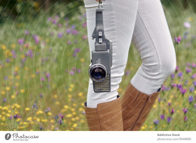 Pflanzenfotograf beim Spaziergang im Park mit einer alten Videokamera Fotograf Fotokamera retro Buchse Blütezeit Blume Landschaft Sommer Strauch schlendern
