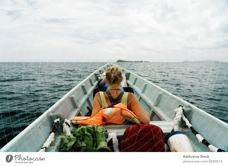 Reisende Frau auf einem Boot auf See Reisender MEER Fernweh Schwimmer Urlaub reisen Windstille Sommer Gefäße Wasser ruhig sich[Akk] entspannen Ausflug
