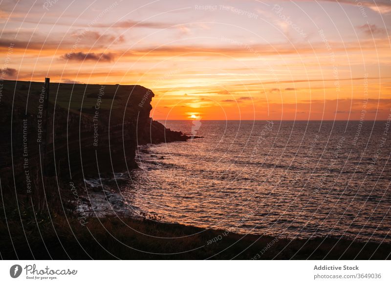 Malerische Ansicht des Ozeans in der Nähe des Rückens bei Sonnenuntergang Meer Meereslandschaft Natur malerisch spektakulär idyllisch Kamm hell Harmonie