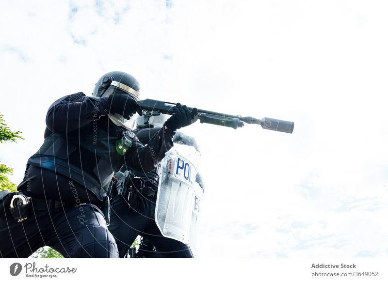 Berufspolizisten in Schutzkleidung bei gefährlichem Einsatz Männer Polizei zerquetschen Operation behüten kämpfen Anschlag Gewehr Schutzschild Ausrüstung Gerät