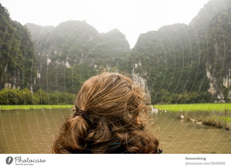 Blick in die Berge bei Ninh Binh, Vietnam Frau Haare Frisur Landschaft Hinterkopf schauen Zopf Haare & Frisuren braun brünett grün Natur Fluss Boot fahren