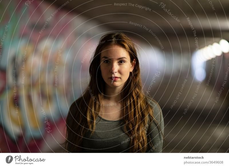 Porträt einer jungen Frau im Tunnel stehend eine Person Mädchen abschließen selbstbewusst Junge Frau Unterführung Selektiver Fokus Kopfschuss