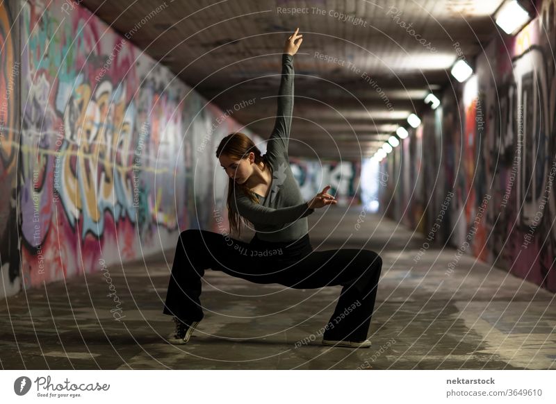 Moderne Tänzerin posiert im Stadttunnel Tanzen Mädchen Junge Frau darstellende Kunst Balletttänzer Ausdruckstänzer Zeitgenössischer Tanz Tanzpose Tanzbewegungen