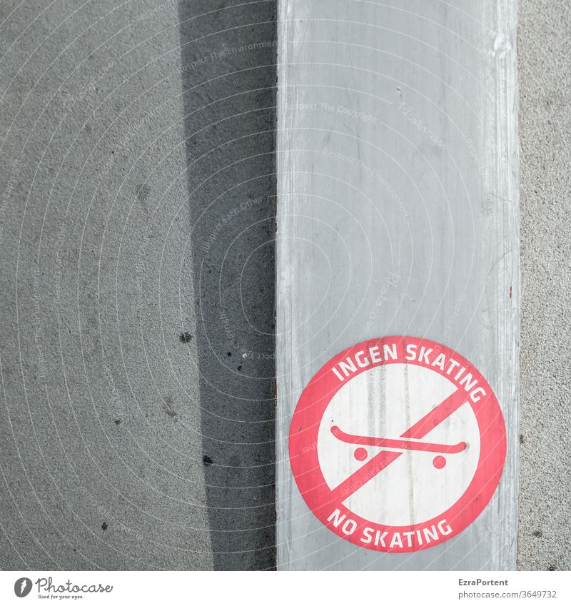kein skaten Skateboard Verbote Schilder & Markierungen Aufkleber Beton Wand Mauer grau rot Englisch Dänisch Skateboarding Verbotsschild Schriftzeichen
