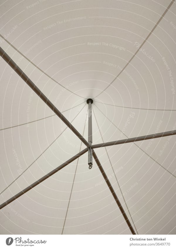 symmetrisch | Blick nach oben in eine helle Zeltkuppel mit Nähten und Metallstangen Zeltdach heller Stoff Innenaufnahme Befestigung Licht weiß Schatten Kontrast