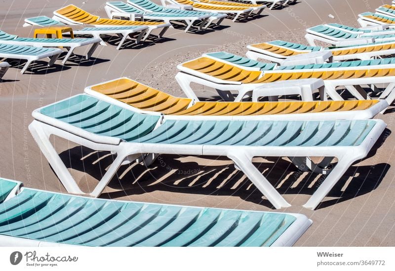 Leere Liegestühle am Strand Klappliegen Klappstühle Liegen leer frei Sand Meer Nordsee Ostsee Ferien & Urlaub & Reisen Tourismus Menschenleer Erholung