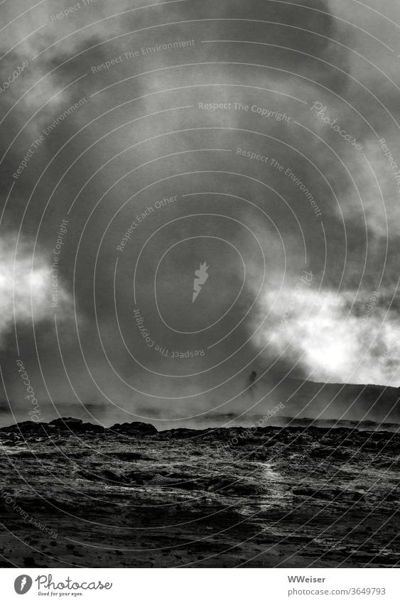Dampf steigt auf, eine Person rennt weg Geysir Island Gefahr Wasser heiß düster Ferien & Urlaub & Reisen Berge u. Gebirge Norden Wolken schwarzweiß dunkel