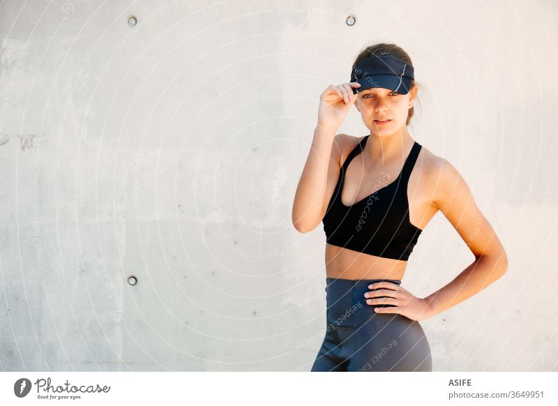Porträt einer jungen stilvollen und schönen sportlichen Frau Sport Model posierend rennen vereinzelt Glück Lächeln Läufer Wand visier Verschlussdeckel Athlet
