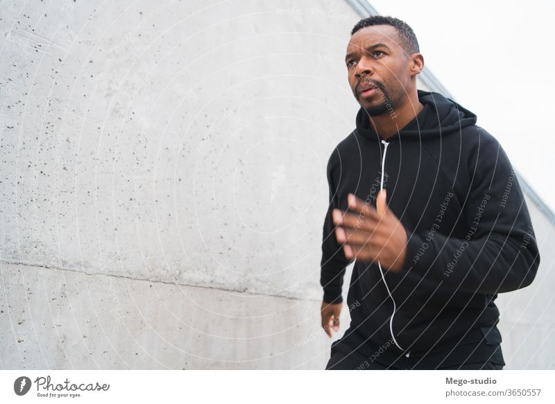 Porträt eines Fitness-Mannes beim Laufen. Athlet Training Läufer Lifestyle Person Gesundheit sportlich Übung männlich Sport laufen passen Sportbekleidung