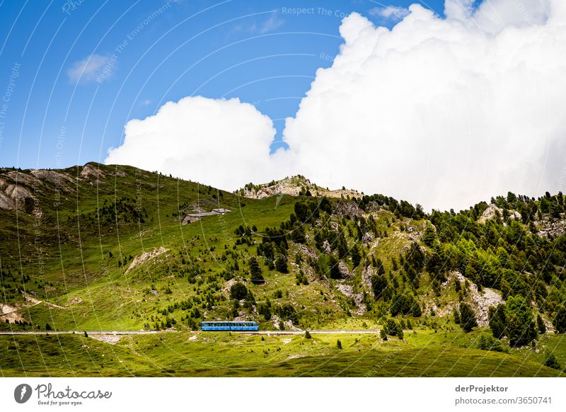 Bergbahn zum Piz Nair in St. Moritz Sonnenstrahlen Tag Licht Außenaufnahme Alpen Natur Naturschutzgebiet anstrengen Umwelt wandern Berge u. Gebirge Beginn Mut