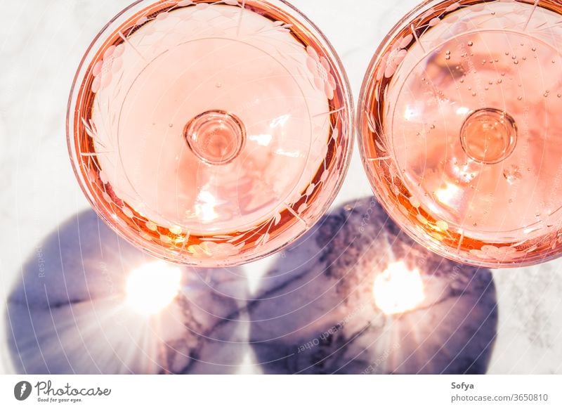 Zwei Kristallgläser mit Stiel und Rosenwein Wein Roséwein weiß Glas Murmel Party rosa trinken Abendessen Tisch Reichtum Licht Hintergrund modern Alkohol Bar